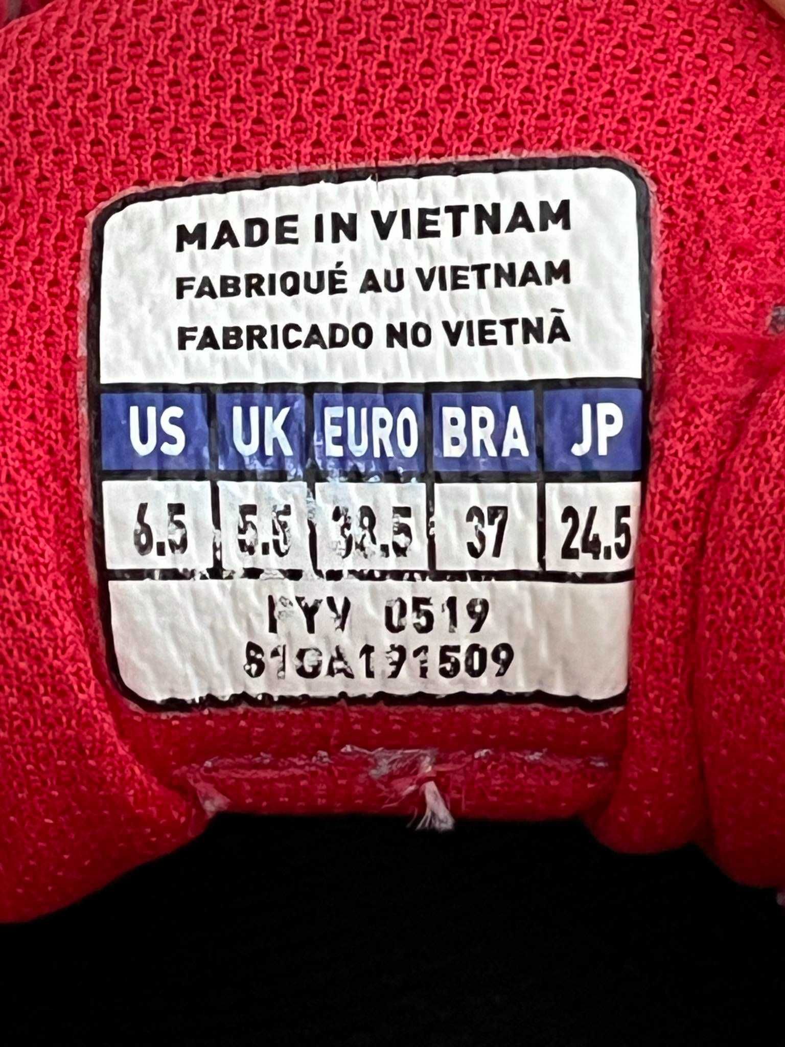 Спортни обувки Mizuno за зала.