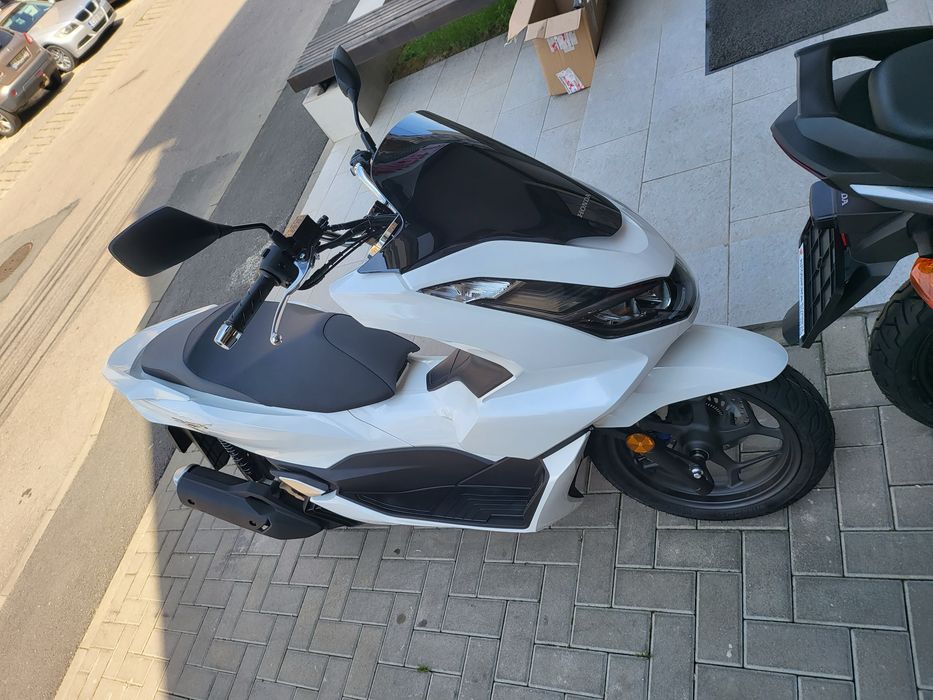 Privat vand Scuter HONDA PCX 125 ca nou (se conduce cu categoria B)