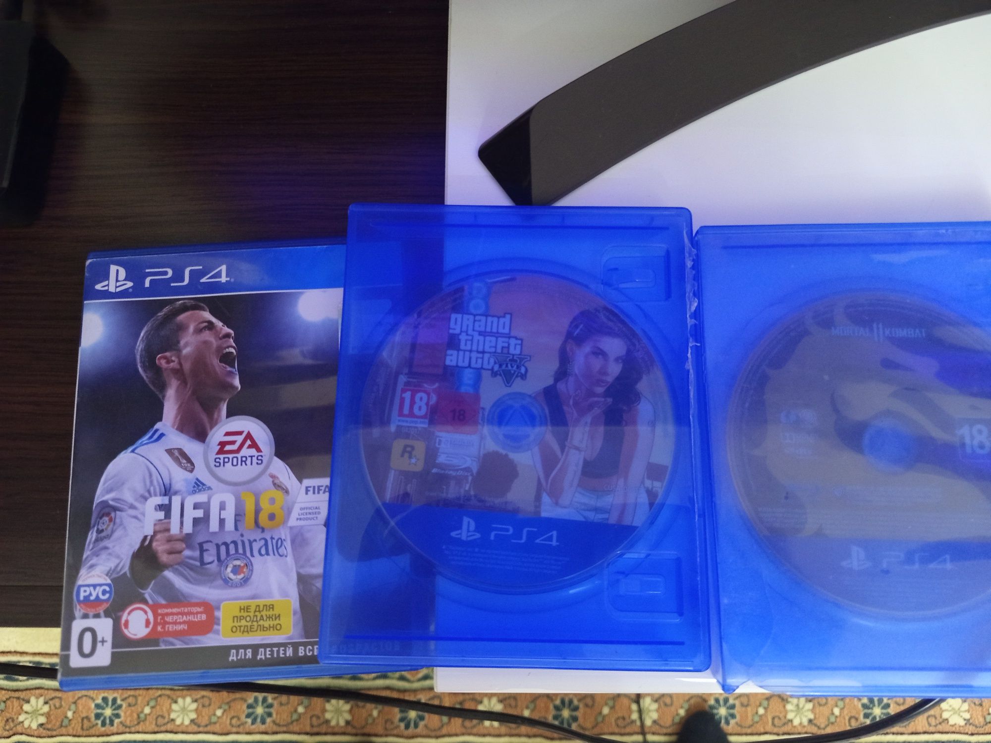 Продаётся playstation 4 игры на замке т.к работают с  акка wifi