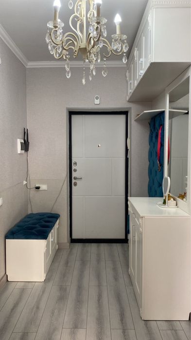 Шкаф с зеркалом и с зоной для сидение