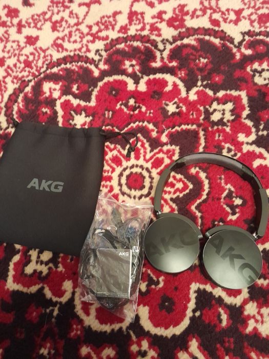 Продам наушники AKG