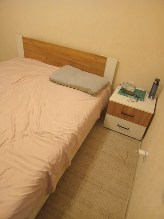 Двухспальняя  кровать с тумбой