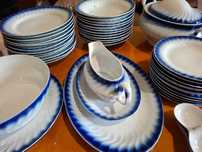 Vând set de masă din ceramică pentru 12 persoane, 44 piese, chilipir