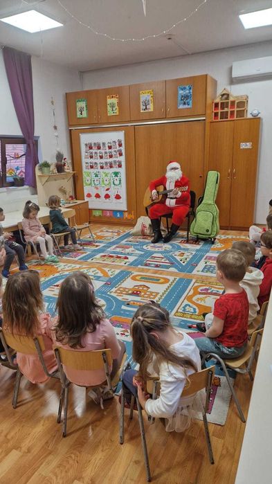 Moș Crăciun cu Chitară și Colinde