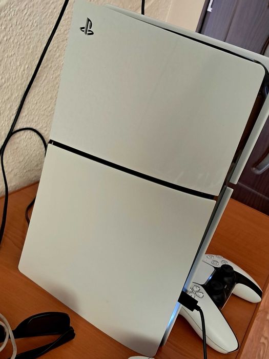 Vand ps5 varianta cu cd .