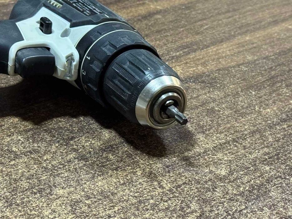 Продавам комплект Makita – винтоверт + батерия + зарядно