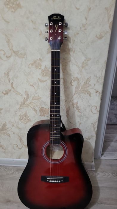 Продам Гитару в надежные руки