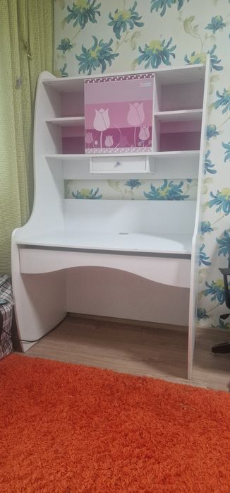 Продам стол  школьный компьютерный