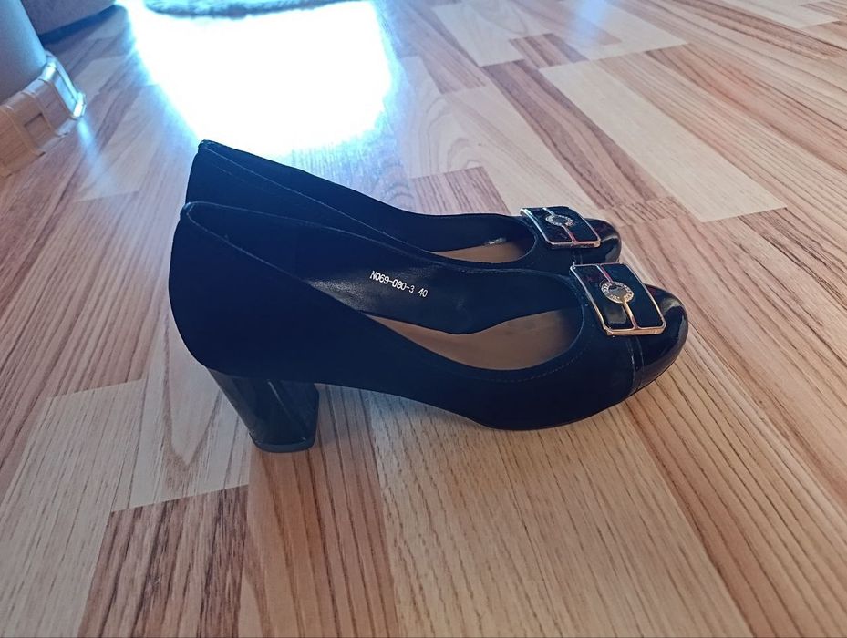 АККОЛЬ  продам туфли чёрные, замша. 40 размер