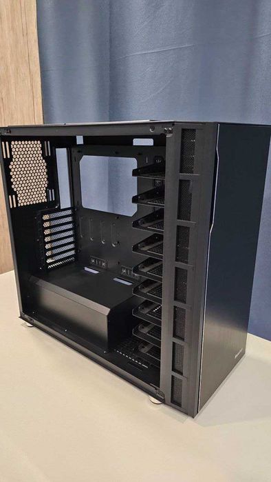 Корпус HUNTKEY Alpha  размера  Full Tower, состояние идеальное