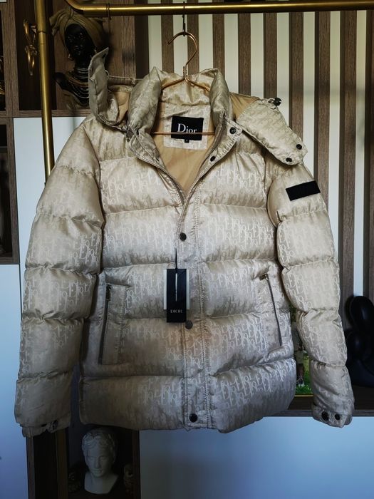 Geaca impermeabila Dior,marimea XXL,va rog cititi descrierea!