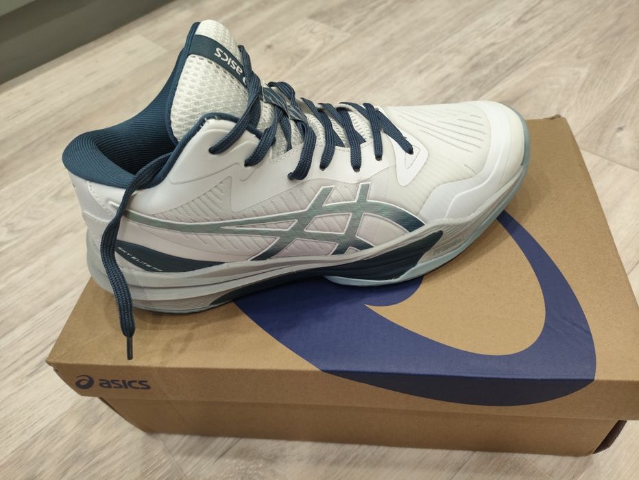 Продам кроссовки asics
