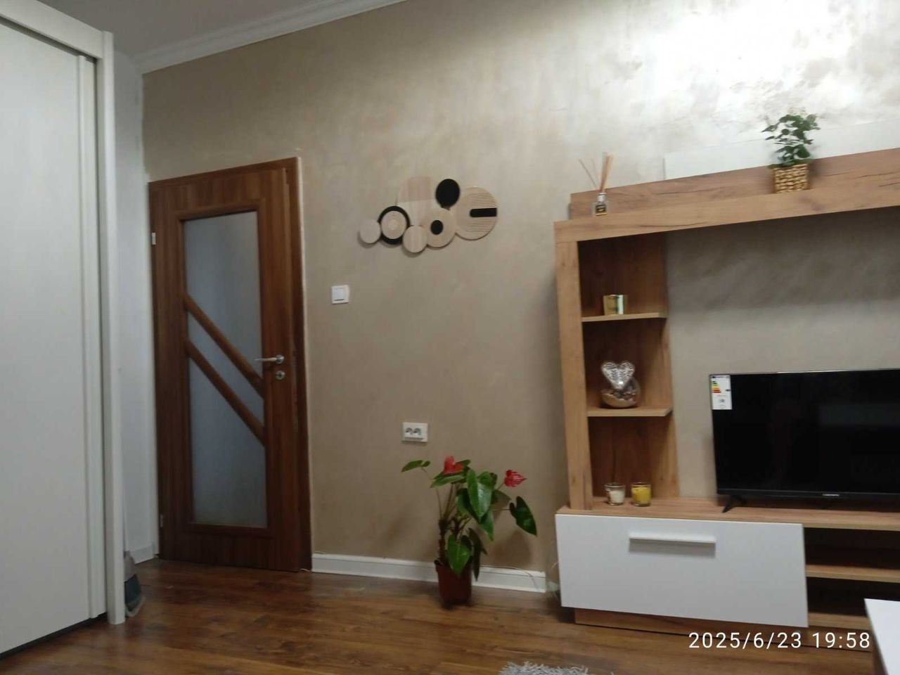 Дава се под наем Двустаен апартамент в София, Дружба 1 - 60 кв.м за 485 € - Снимка #2