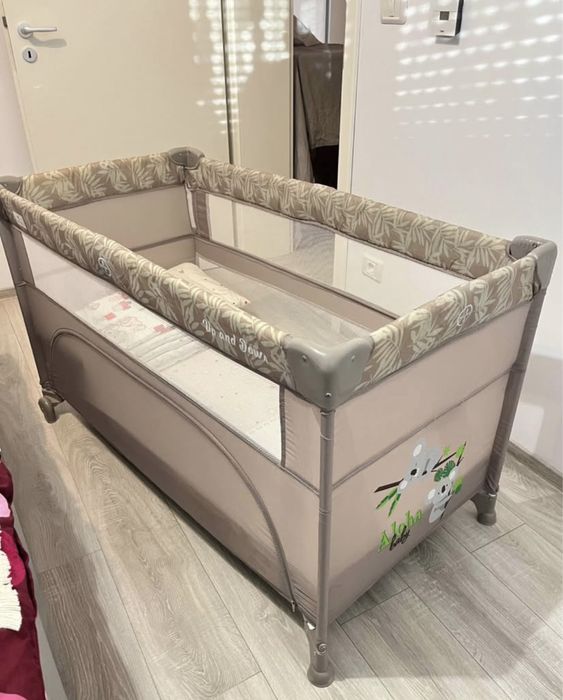 Vand patut bebe cu saltea inclus,foarte putin folosit