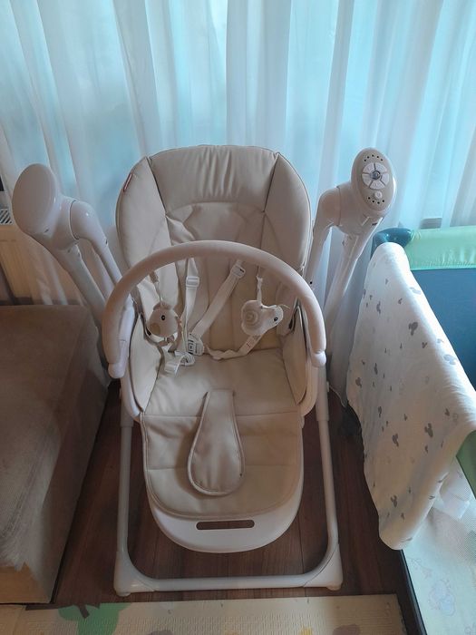 Leagăn electric transformabil in scaun de masă