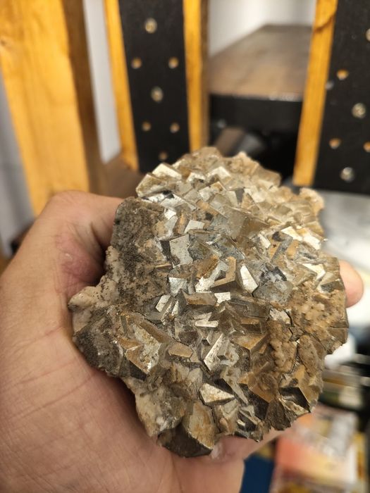 Pirita cu siderit. Flori de mina