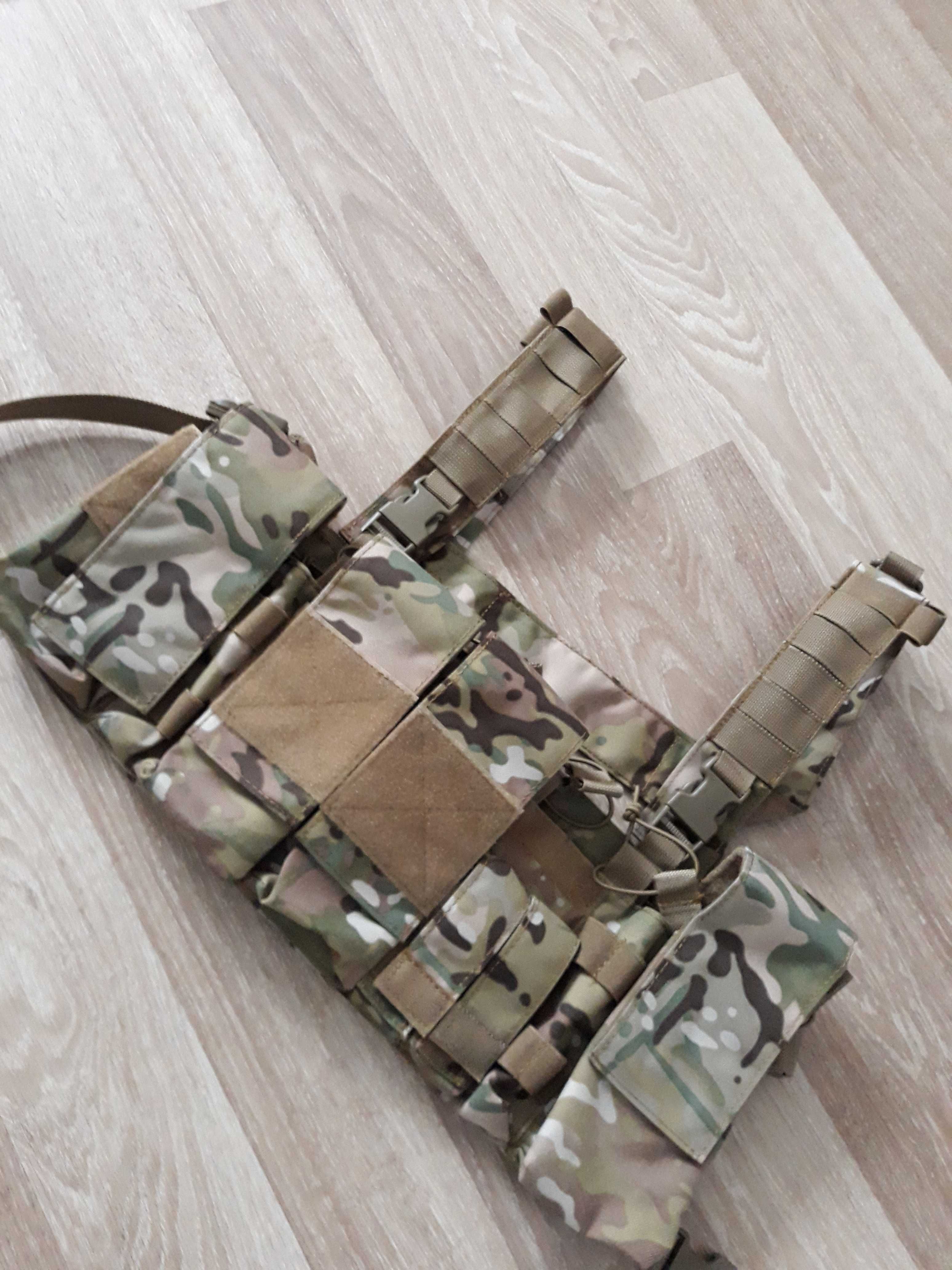 Chest rig 8 Fields incarcatoare M4 ,capacitate 12 incarcatoare,