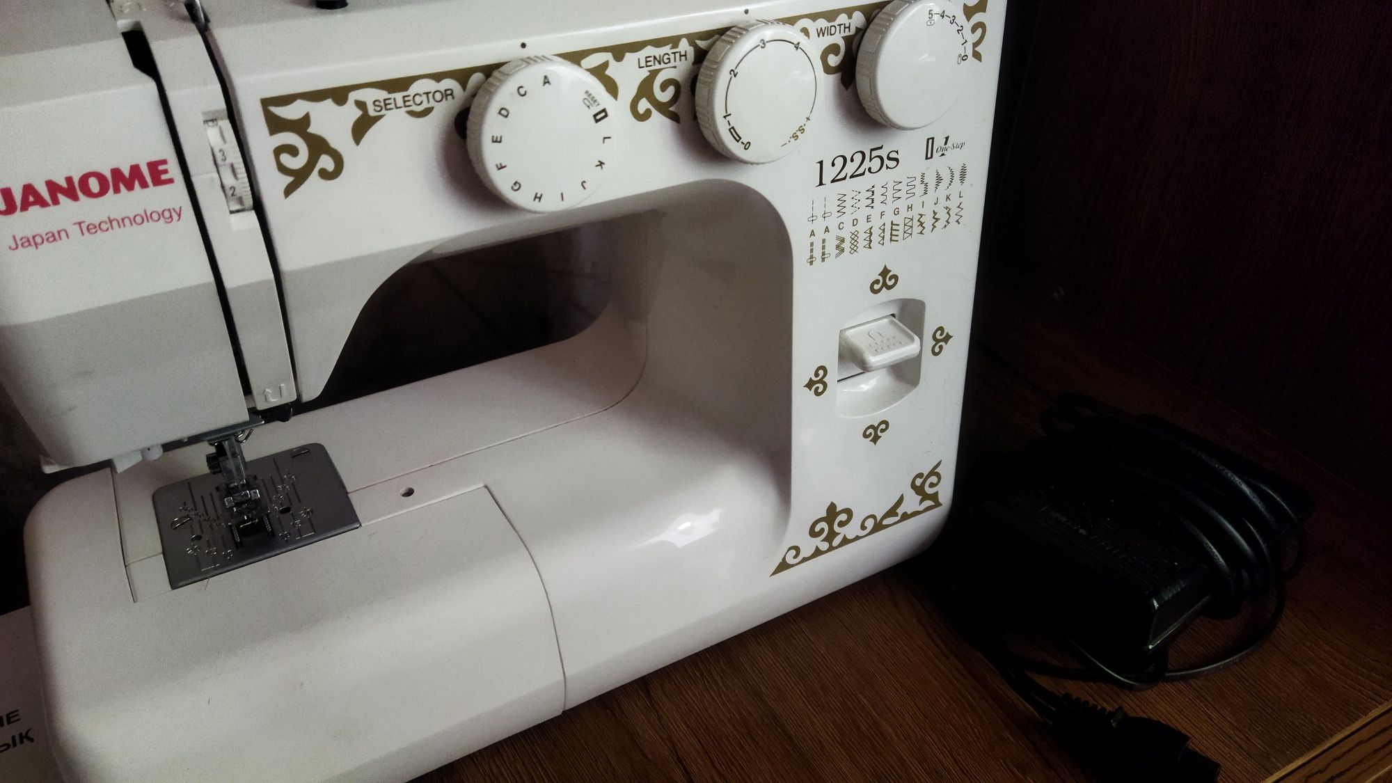 Продаётся швейная машинка Janome  1225