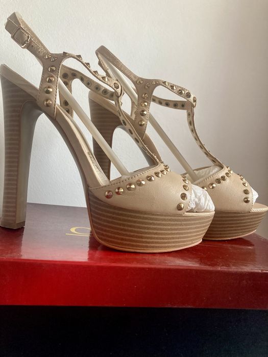 Sandale crem din piele naturala cu tinte aurii din metal