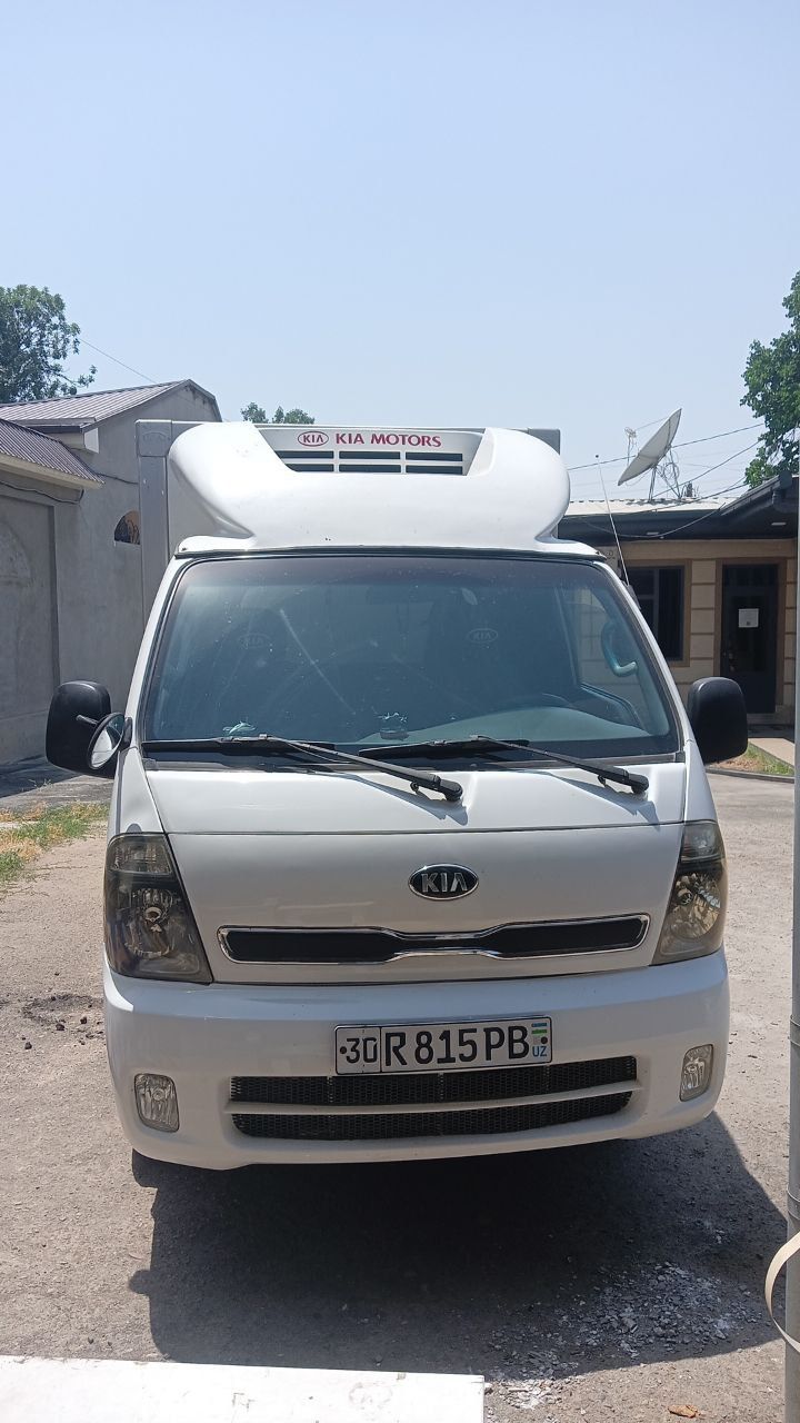 Kia bongo sotiladi