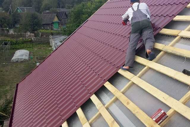 Probleme cu acoperisul? Doriti un montaj acoperis nou? Reparatii tigla