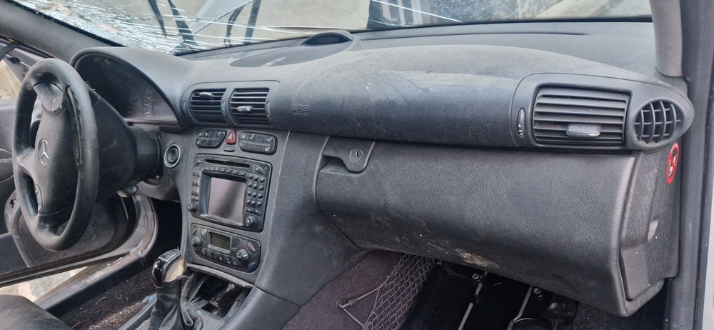 Dezmembrez Mercedes w203 c220