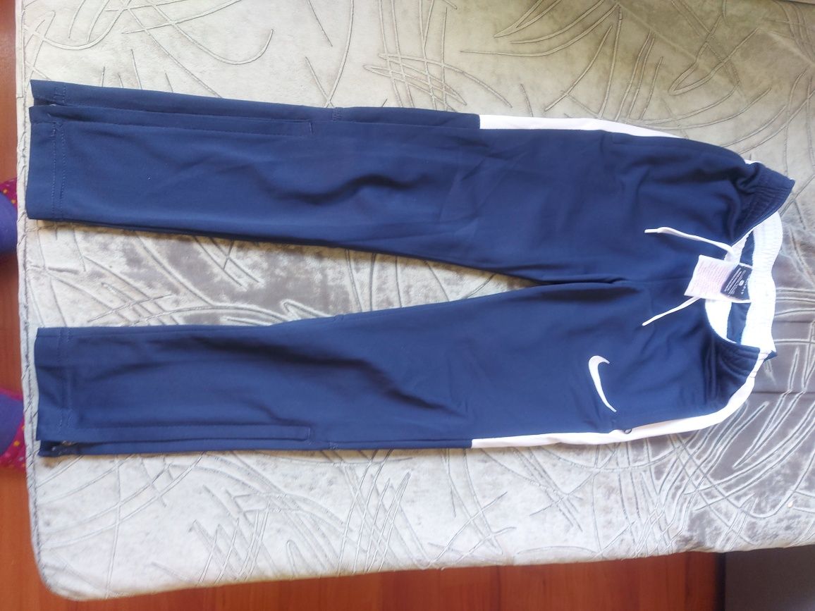 Продавам детски екип.