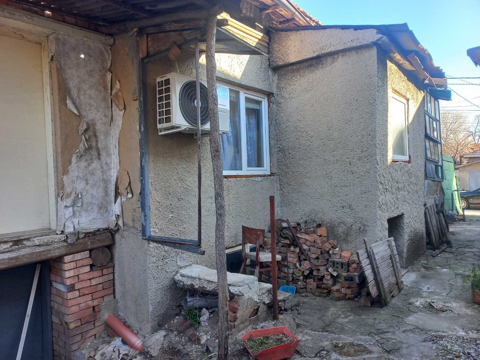 Продавам къща в идеален център с 4 стаи и два входа.