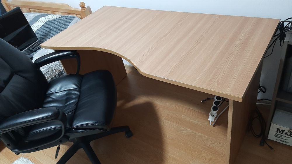 Голямо и удобно бюро