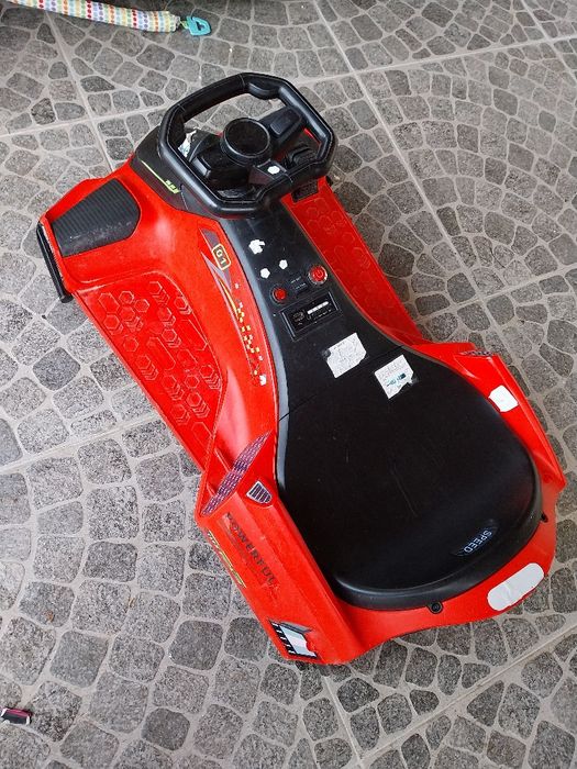 Kart electric cu muzică integrată și lumini colorate