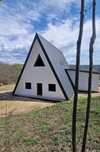 Cabane stil-Aframe și case pe structura de lemn masiv la gata său rosu