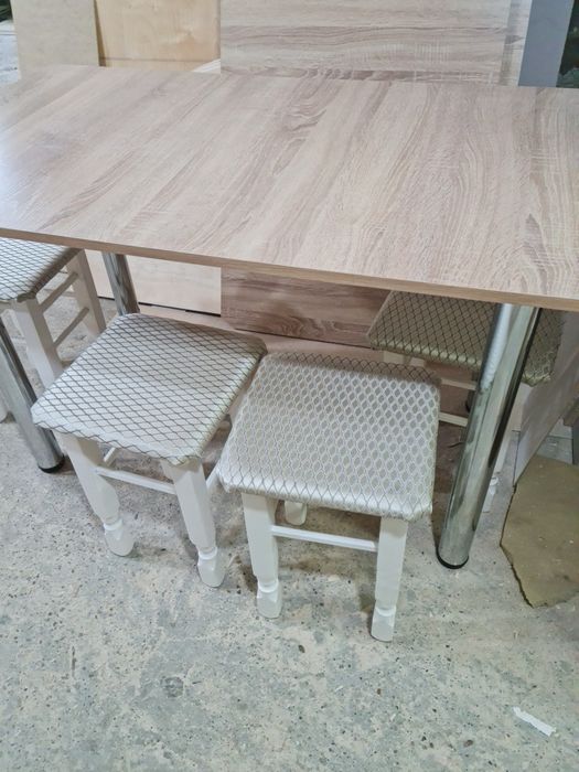 Стол кухонный с табуретками