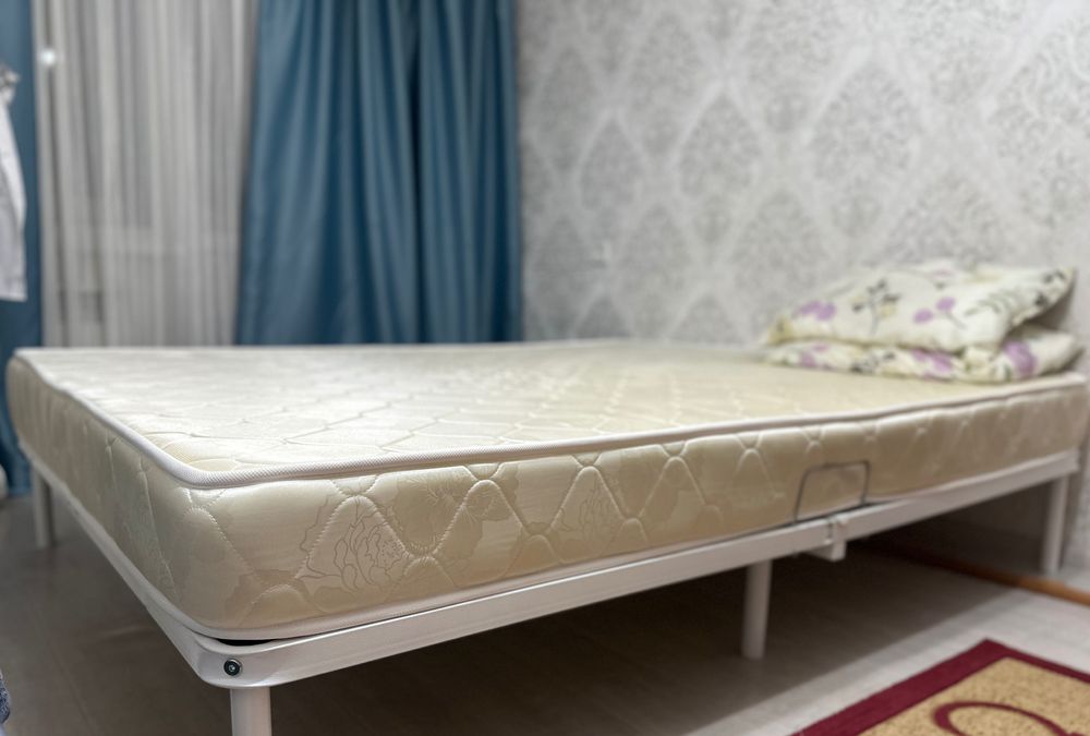 Продается кровать (матрас и т.д)