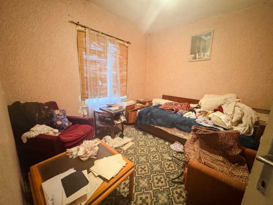 Kъща с 3 спални, гараж и стопански постройки в живописното село Червен