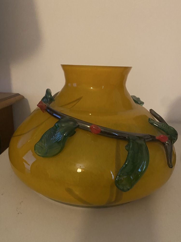 Vase grele din sticla turnata, fondul plastic