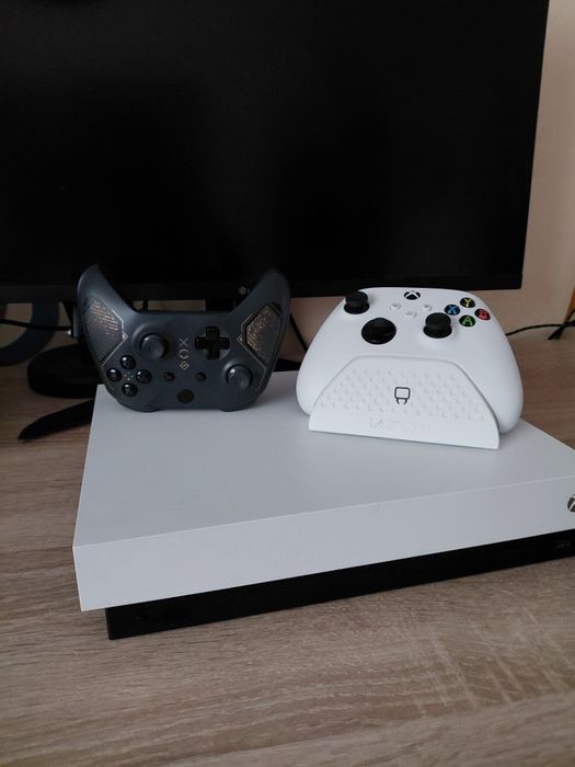 Vând xbox one x în stare perfecta cu mici urme de folosinta