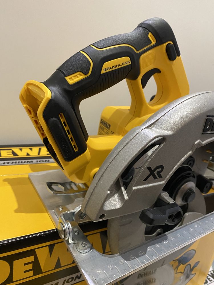 Циркуляр DeWALT DCS570N 18V XR Brushless/Безчтков