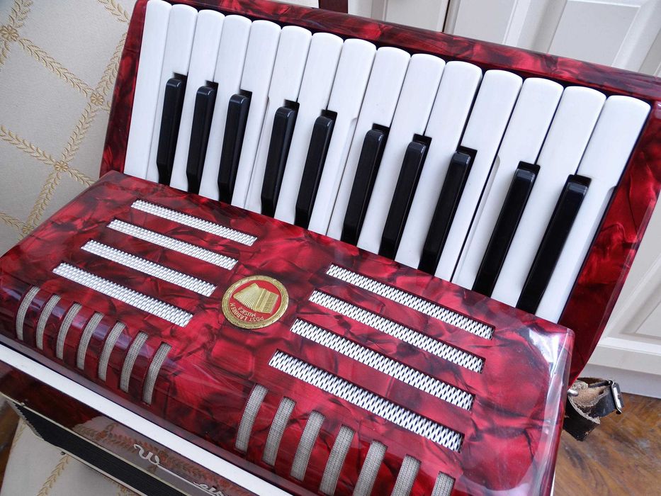 Много запазен стар акордеон Велтмайстер 12 баса