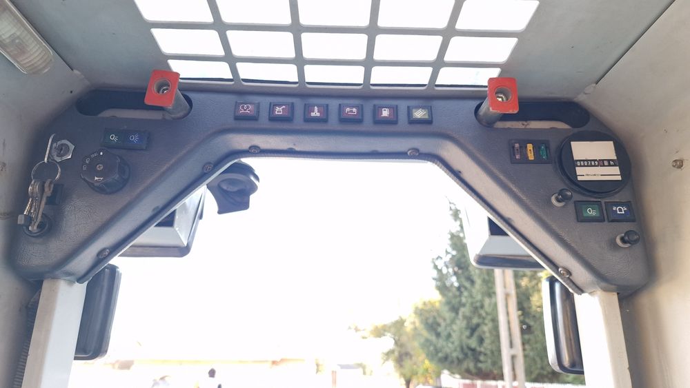 Mini incarcator frontal.