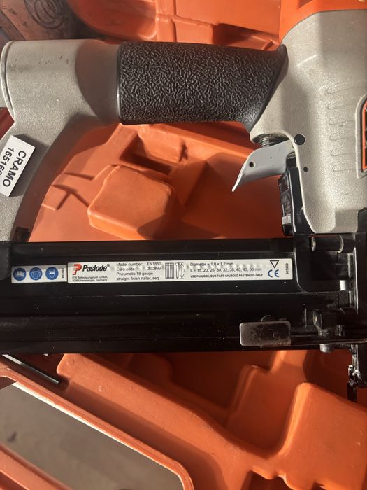 Pistol batut cuie pneumatic