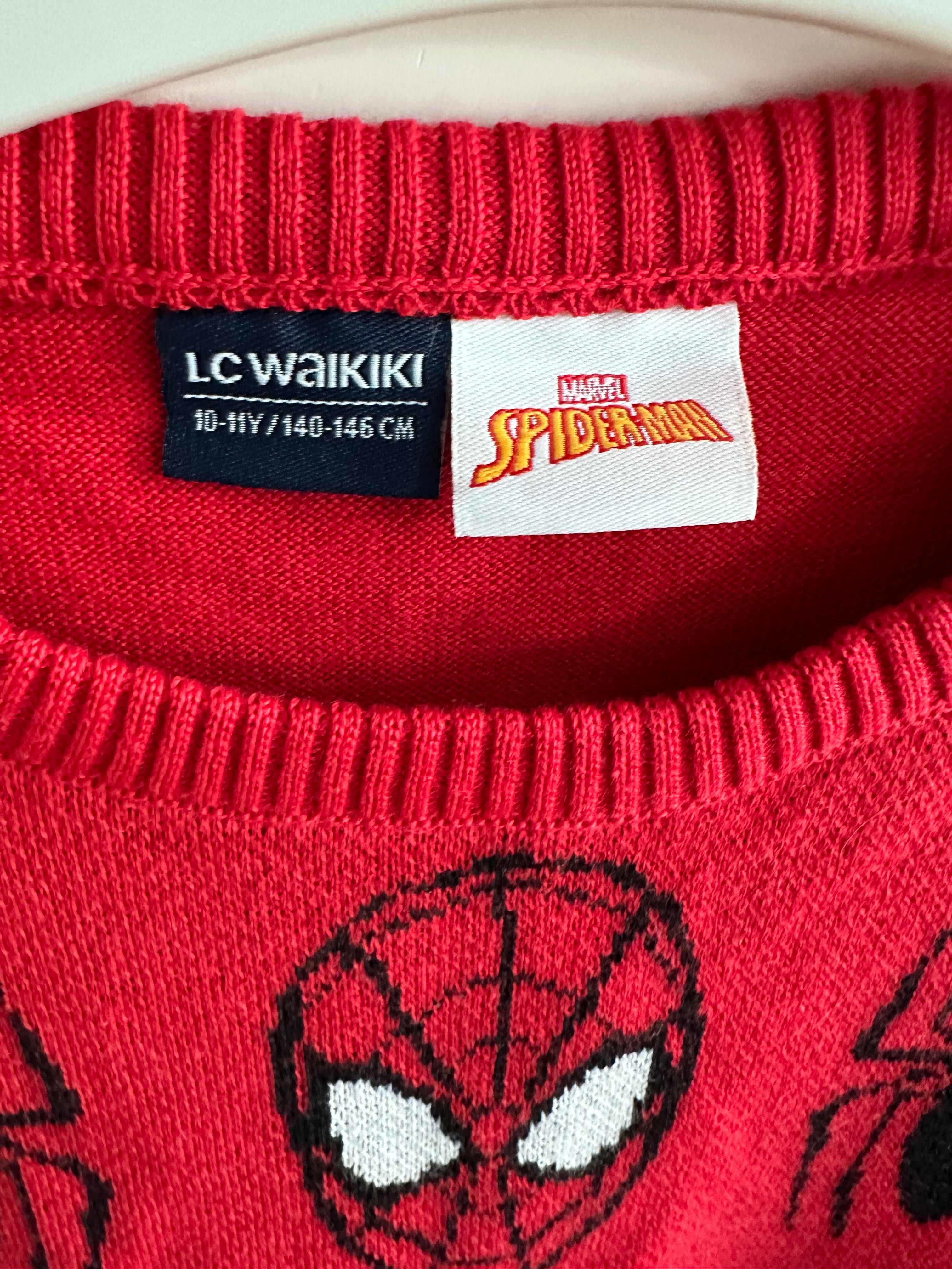 Pulover rosu cu Spiderman si motive de iarna