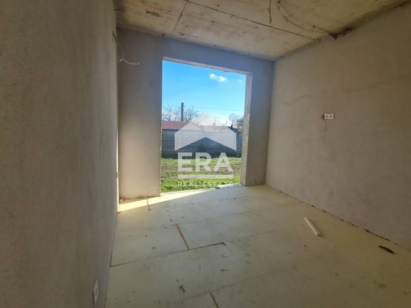 Едноетажна новострояща се къща за продажба, с двор, в с. Калиманци, на