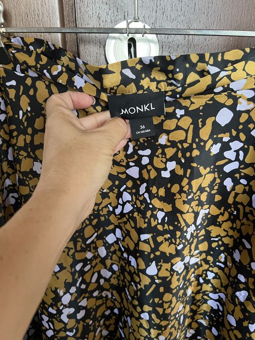Monkl сатенирана пола midi дължина размер С-25 лв