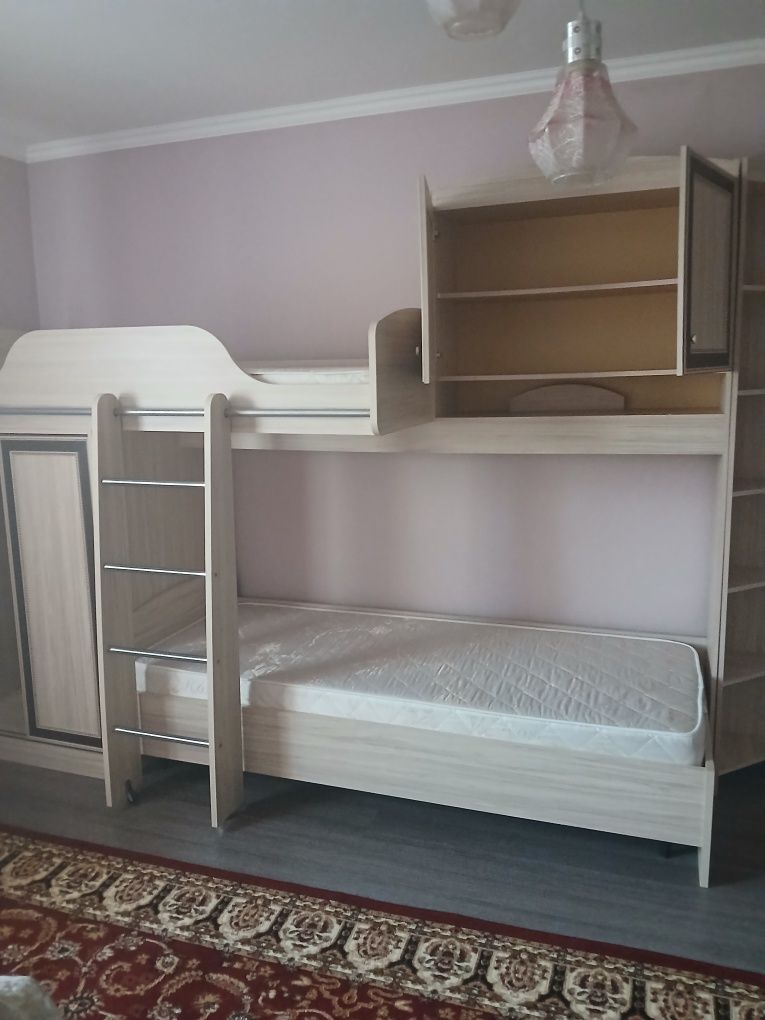 Кровать в отличном состоянии два яруса для взрослых в отличном состоян