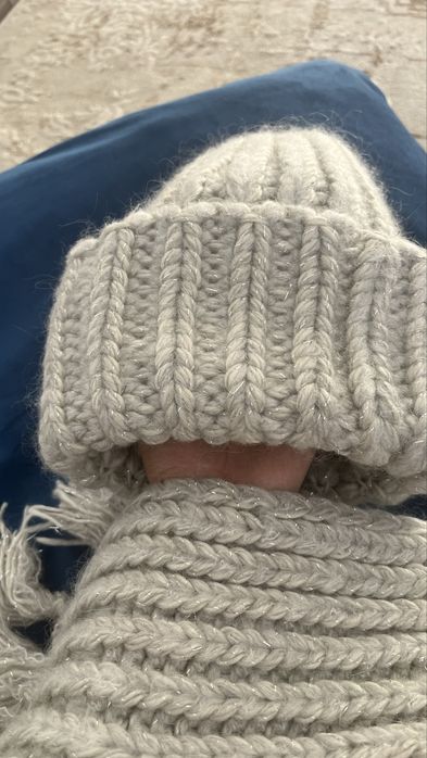 Продам шапку женскую новую с шарфом