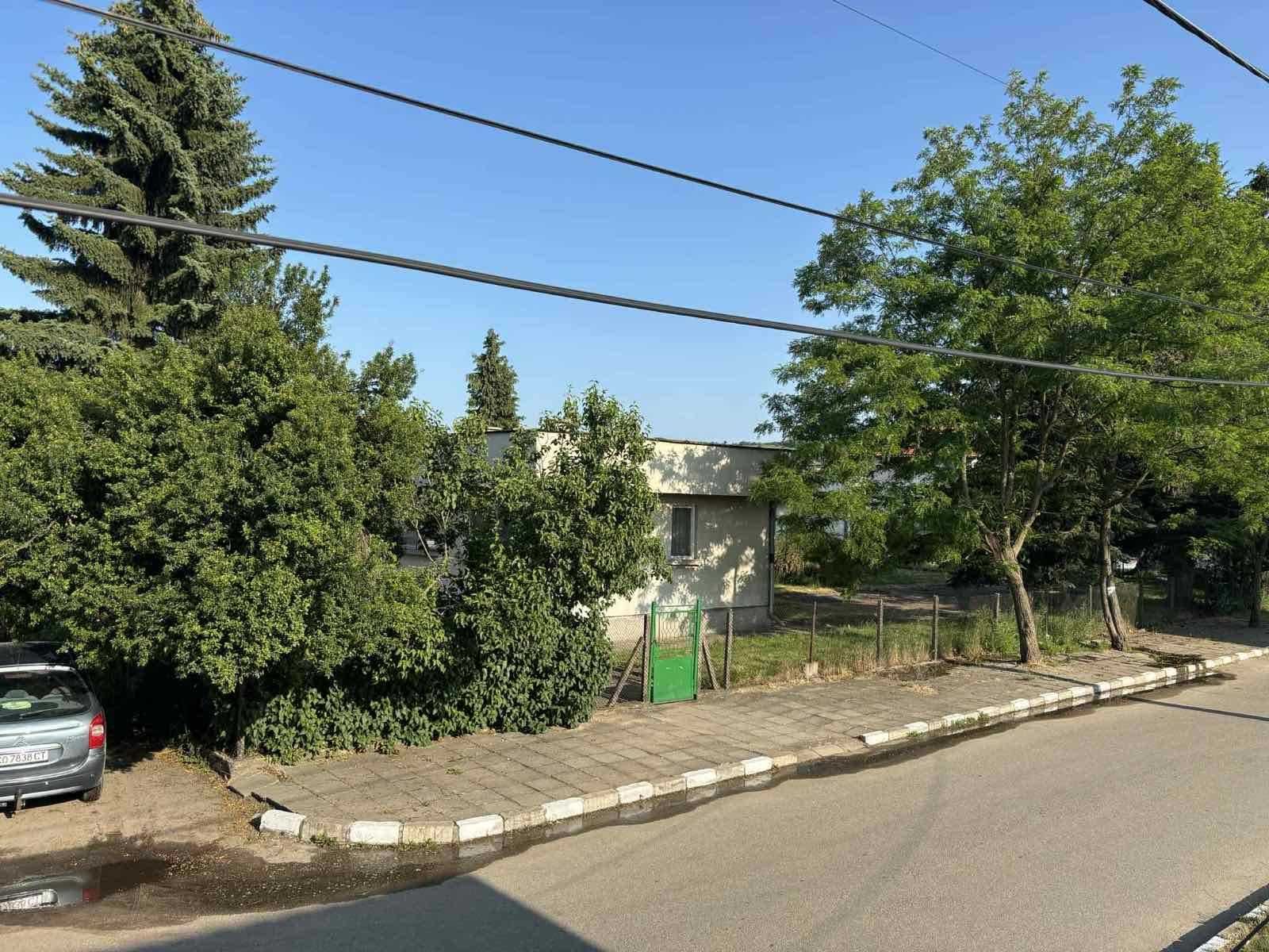 Двуетажна масивна къща с.Широки дол