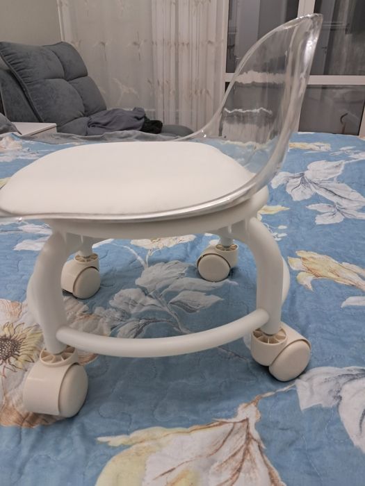 Стульчик на колесиках