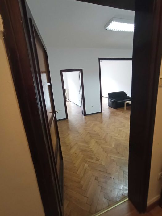 Частно лице отдава тристаен апартамент, 100 кв.м, Идеален Център