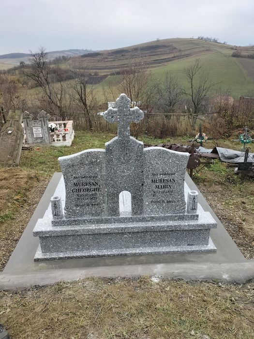 Monumente funerare din granit