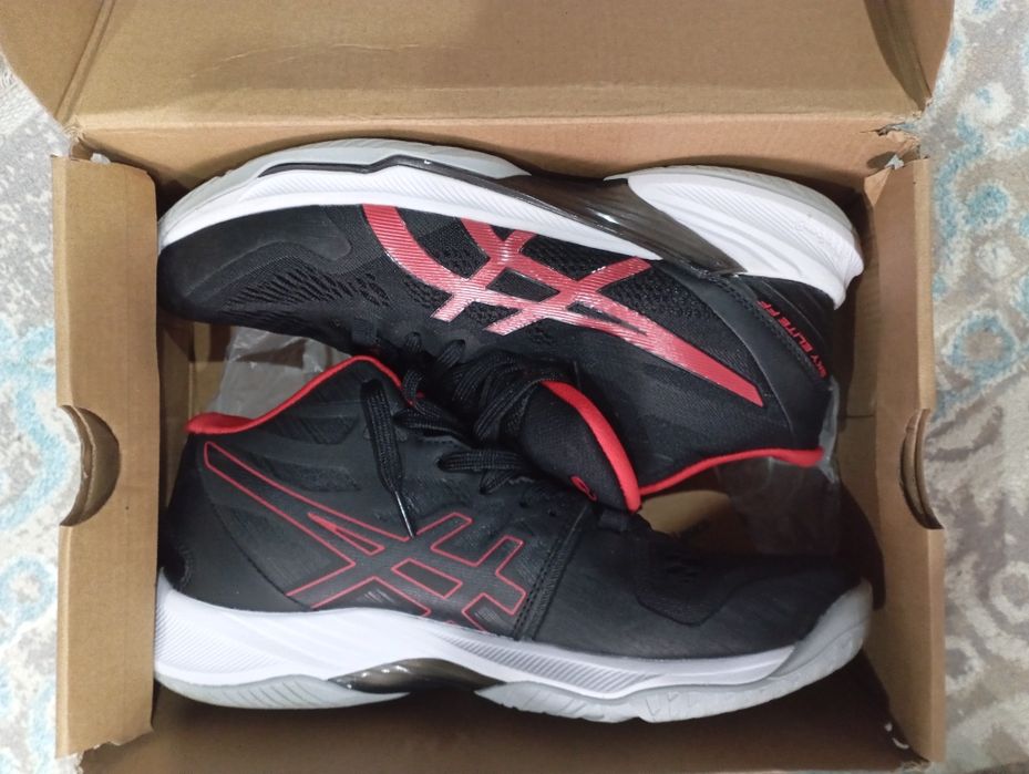Волейбольные кроссовки Asics  44 размер